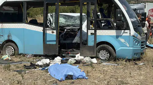 Manisa'da kara gün: Kavşaktaki çarpışmada acı bilanço