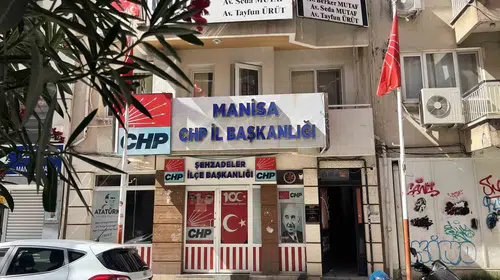 Manisa CHP’de tansiyon yükseldi: İl binasındaki kavgada bir kişi yaralandı