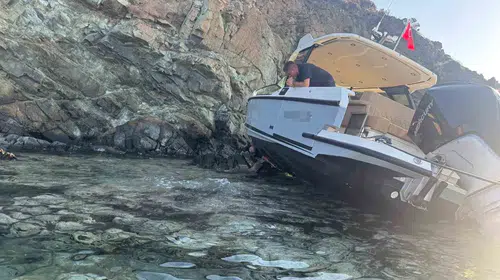 Marmaris koylarinda sessiz tehlike: Sürüklenen tekne kayaliklarda son buldu