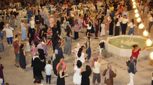 Manisa’da hafta sonu eğlencesi: Tarihi handa kadınlar matinesi rüzgarı esti