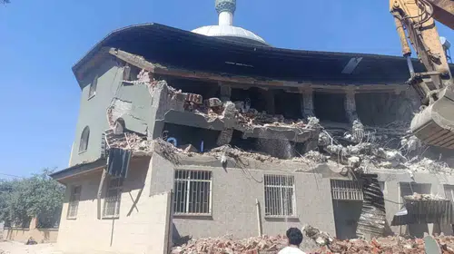 Salihli'de 28 yıllık ibadethanede korkutan tablo: Kolonlar çürüyünce yıkım başladı