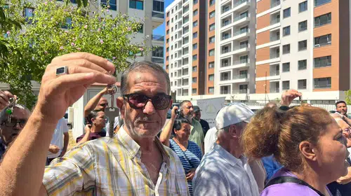 Örnekköy’de sabırlar tükendi: Hak sahiplerinden teslimat gecikmesine anahtarlı tepki