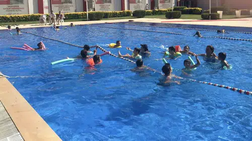Merkez Efendi'de yüzme heyecanı: Minikler havuzun tadını çıkardı