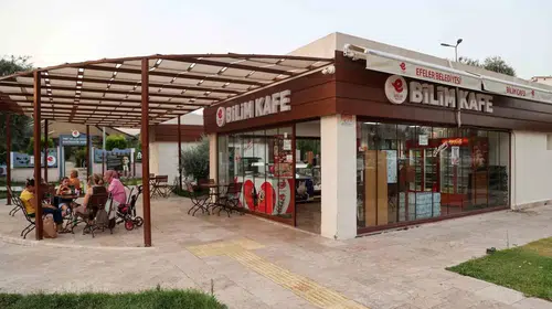 Efeler'de keyifli akşamlar uzadı: Bilim Kafe artık gece geç saatlere kadar açık