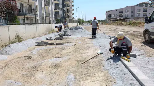 Efeler'de yol yapım mesaisi: Hastane yolu ve mahalleler yenileniyor