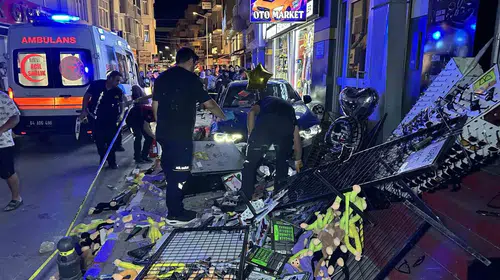 Uşak’ta cadde ortasında kaza: Direğe çarpan araç kaldırımdakileri biçti