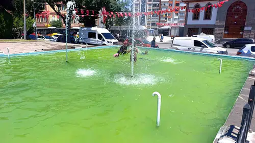 Termometreler 32 dereceyi gösterdi: Afyon’da çocuklar süs havuzunda canlarını hiçe saydı