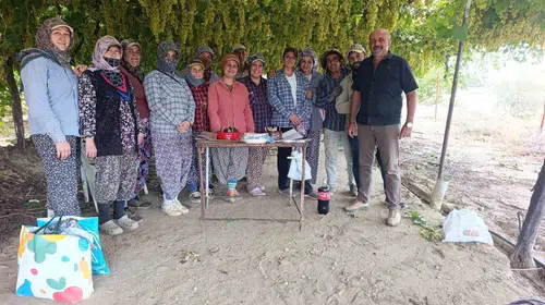 Bağda Ter Döken İşçiye Mesai Arkadaşından Pasta Sürprizi