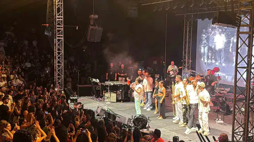 Sahne Kıyafeti ve Yapay Kar Gösterisiyle Büyüledi: Kenan Doğulu’dan Marmaris’te Unutulmaz Performans
