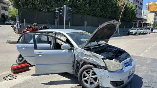Uşak'ta yürekleri ağza getiren kaza: Çarpışmanın şiddetiyle kamyonet yan yattı