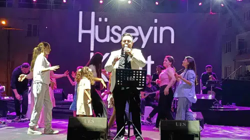 Selendi’de 104. Yıl Coşkusu: Başkan Daban’dan Hüseyin Kağıt’a Sahne Desteği