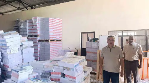 Afyonkarahisar'da ders zili öncesi hummalı hazırlık: Kitaplar raflara diziliyor