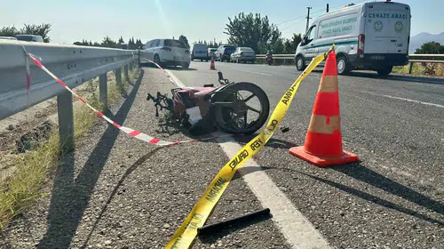 Manisa'da trafik dehşeti: Güvenlik görevlisi motosiklet sürücüsü olay yerinde can verdi
