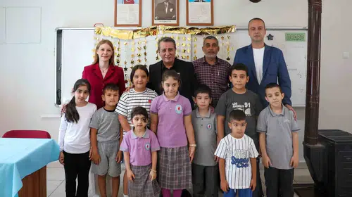 Efeler'de okul zili neşeyle çaldı: Başkan Yetişkin miniklerin ilk gününe eşlik etti