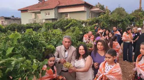Çal’da sağanak altında vefa buluşması: Bağbozumu coşkusu Edip Akbayram’ın hatırasıyla birleşti