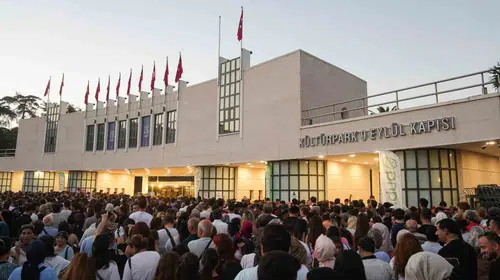 İzmir'in geleneksel buluşmasında sahne ışıkları yanıyor: Kültürpark'ta sanat şöleni başlıyor