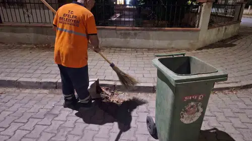 Efeler'de temizlik seferberliği: Gece karanlığında pırıl pırıl sokaklar