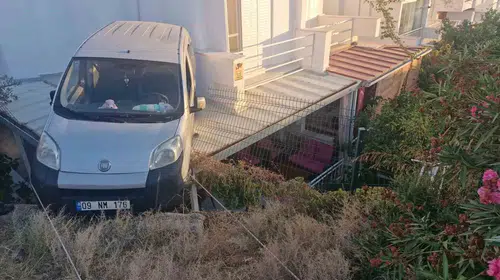 Kuşadası’nda şoke eden kaza: Otomobil site içindeki evin verandasına asılı kaldı