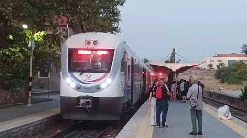 Raylarda bitmek bilmeyen çile: Tren arızası yolcuları perişan etti