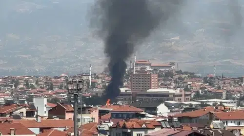 Denizli’de Sanayi Bölgesinde Yangın Panığı: Palet Üretim Tesisine Alevlerden Müdahale