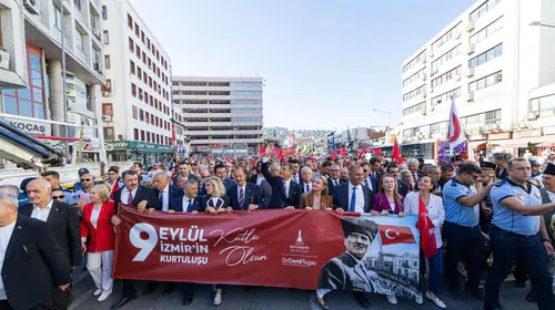 İzmir’in kurtuluş destanı 104 yıl sonra aynı heyecanla sokaklarda yankılandı