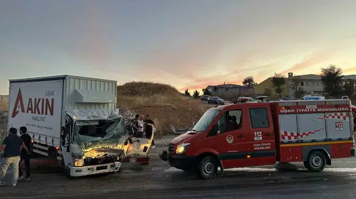 Uşak'ta görev yolunda feci kaza: Yangına giden itfaiye aracı ile kamyon çarpıştı