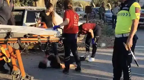 Bayındır'da akşam saatlerinde kaza: Motosikletli iki kişi hastanelik oldu