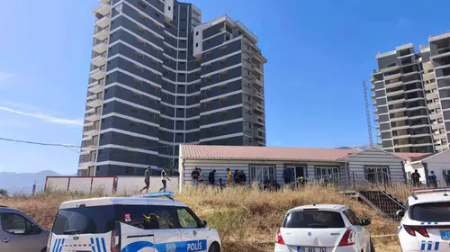 Ekmek parası için çıktıkları çatıda kurtarılmayı bekliyorlar