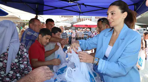 Söke’de toprak bereketini halkla paylaşıyor: Belediye kendi ununu dağıttı