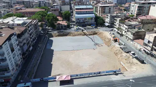 İncirliova’da modern dönüşüm: Meydan ve otopark projesinde beton dökümü başladı