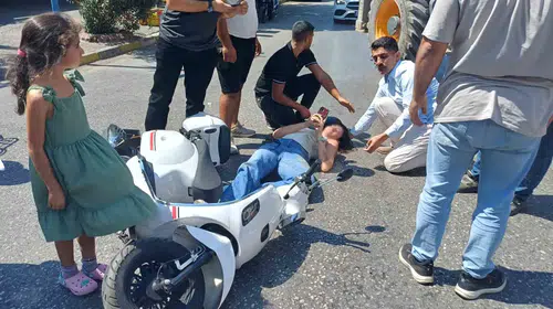 Aydın'da motosikletli sürücünün zor anları: Olası kazadan kaçarken yere çakıldı
