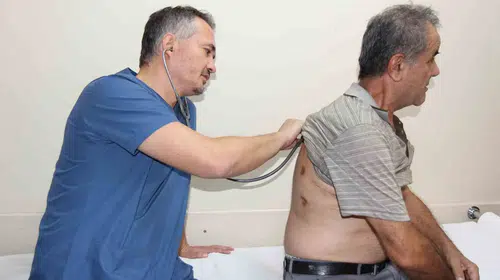Nefes almasını imkansız hale getiren dev kütleden kurtuldu: 63 yaşındaki hastaya mucize dokunuş