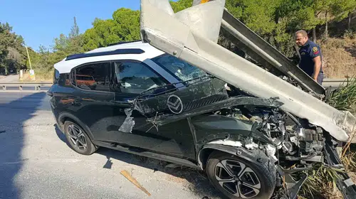 Söke yolunda yürekleri ağza getiren kaza: Otomobil bariyerlere çarparak durabildi