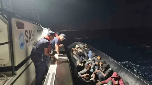 Didim açıklarında göç hareketliliği: Lastik bottaki 22 kişi yakalandı
