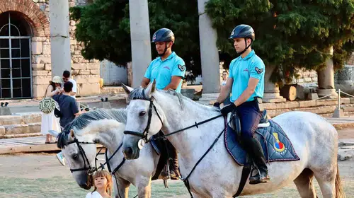 İzmir'in doğal güzelliklerinde atlı jandarma devriyesi: Hem güven veriyor hem gülümsetiyor