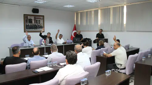 Kula’da meclis gerilimi: Spor salonu protokolü komisyon kapısında kilitlendi