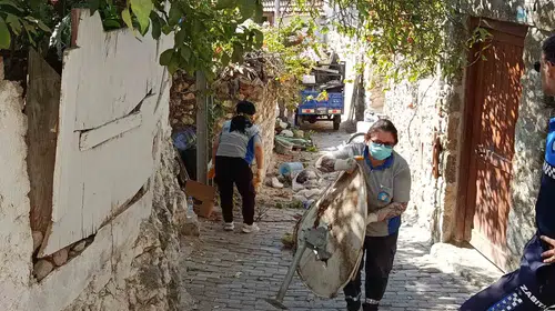Datça'da mahalleliyi isyan ettiren görüntü: Çöp evden kamyonlar dolusu atık çıktı
