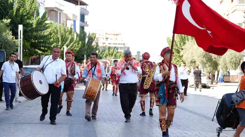 Salihli’de Yörük kültürü şöleni: Keşkek ve cirit geleneği kuşakları buluşturdu