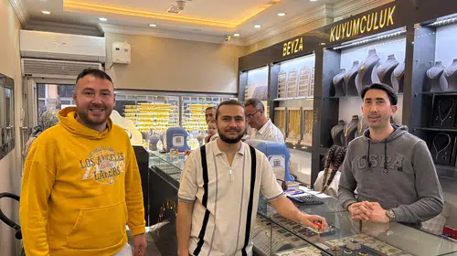 Kula’da esnafın örnek dürüstlüğü: Düşürdüğü altınla birlikte huzuru da buldu