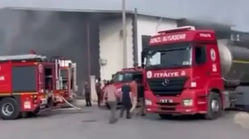 Denizli'de korkutan yangın: Ekipler alevlere teslim olan iş yerine koştu