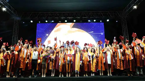 Akademik zirvede gurur günü: 144 mezun yeni hedeflerine odaklandı