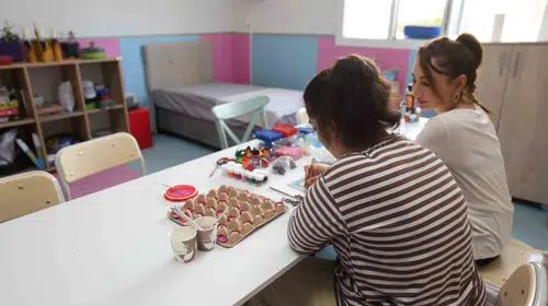 Şehzadeler’de engel tanımayan eller sanatla buluşuyor: 30 özel birey hayata renk katıyor