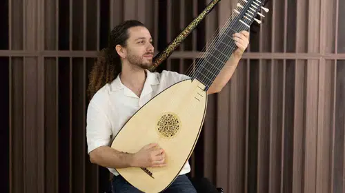 Müzik tarihinin devasa sırrı: 400 yıllık teorbo Yaşar Üniversitesi’nde yeniden hayat buluyor