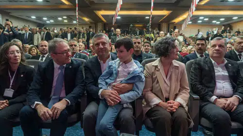 Özgür Özel’den Manisa’daki dedikodulara sert yanıt: Çakallara pabuç bırakmayız