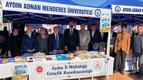 Üniversiteli gençlerin yeni rotası: Müftülük stantlarına yoğun ilgi