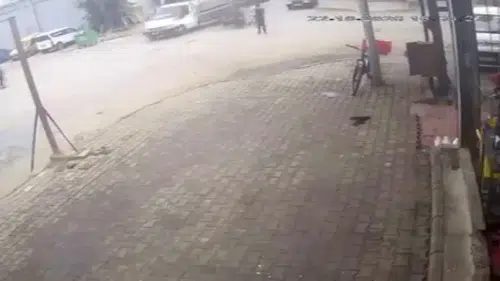 Bornova'da saniyelerle yarışan kaza: Motosikletli sürücü ölümden döndü