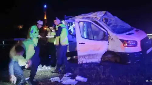 Manisa'da geceyi aydınlatan kaza: Yağışlı yolda savrulan araç takla attı