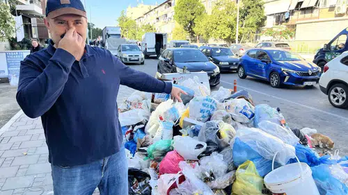 Karşıyaka'da çöp krizi alarm veriyor: İhale iptali sokakları çöplüğe çevirdi