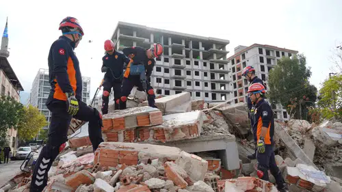 İzmir depreminin yıl dönümünde dev tatbikat: 3 il tek yürek oldu