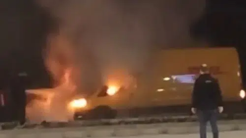 Denizli trafiğinde yürekleri ağza getiren yangın: Kargo aracı küle dönmekten son anda kurtuldu